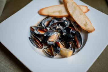 Masada sarımsaklı ızgara midye.