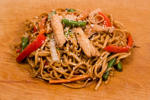 Japan Pasta Noodles Vegetables Meat Wooden Plate — Stock Photo, Image
