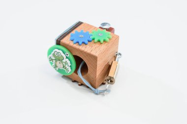 Ahşap çevre dostu işlek tahta küp - çocuklar için eğitici oyuncak