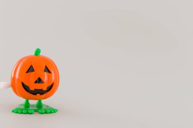 Gri arkaplanda Cadılar Bayramı portakalı kabağı