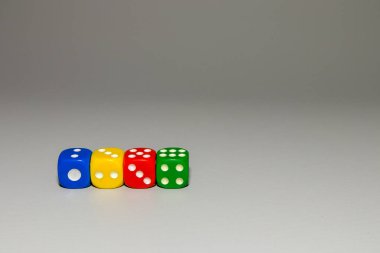 Gri arkaplanda numaraları olan renk zarları