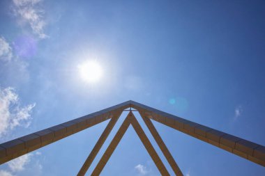 Güneşin ışınları mavi gökyüzünde büyük üçgenin üzerinde parlıyor..