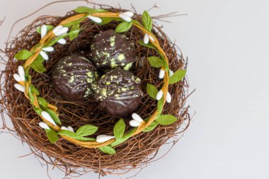 Yuva ve beyaz arkaplanda el yapımı şekerler.