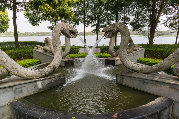 Cuatro Estatuas Serpiente Una Fuente Activa Parque Verde Público —  Fotos de Stock