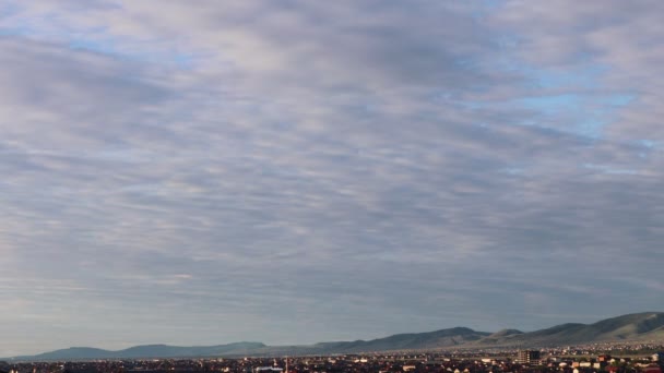 Όμορφη μπλε ουρανό με κινούμενα σύννεφα πάνω από την πόλη το πρωί. — Αρχείο Βίντεο