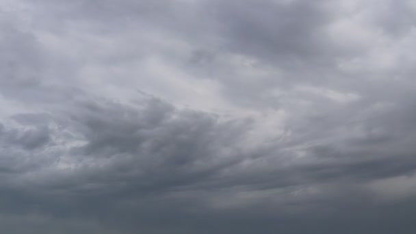 Céu azul bonito com nuvens em movimento à tarde . — Vídeo de Stock