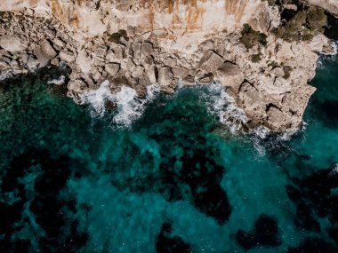 Areal tepeden aşağı ada manzarası, deniz manzarası, İspanya Majorca, sahil koy Cala s 'Almunia, güzel Akdeniz kıyı şeridi. Balear Adaları, Santanyi 'deki Cala S' Almunia Uçurumu