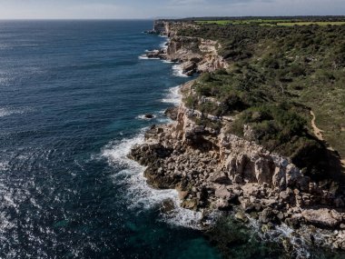 Areal manzaralı ada manzarası, deniz manzaralı Mayorka, sahil körfezi Cala s 'Almunia, güzel Akdeniz kıyı şeridi. Balear Adaları, Santanyi 'deki Cala S' Almunia Uçurumu
