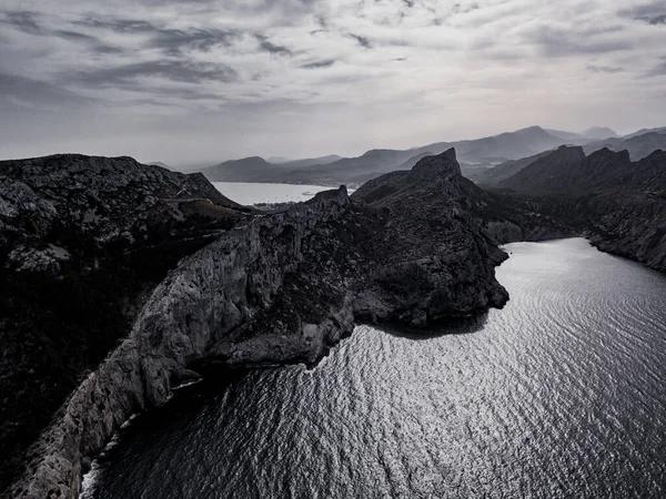 Kaptan Formentor 'a bakış açısı, Mirador Es Colomer' ın Formentor Yarımadası 'ndaki gerçek görüntüsü. Batı Yakası, Mallorca. Deniz feneri, macera.
