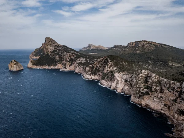 Kaptan Formentor 'a bakış açısı, Mirador Es Colomer' ın Formentor Yarımadası 'ndaki gerçek görüntüsü. Batı Yakası, Mallorca. Deniz feneri, macera.