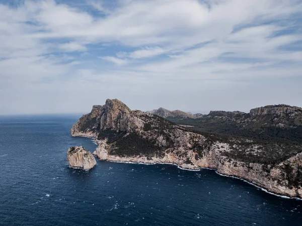 Kaptan Formentor 'a bakış açısı, Mirador Es Colomer' ın Formentor Yarımadası 'ndaki gerçek görüntüsü. Batı Yakası, Mallorca. Deniz feneri, macera.