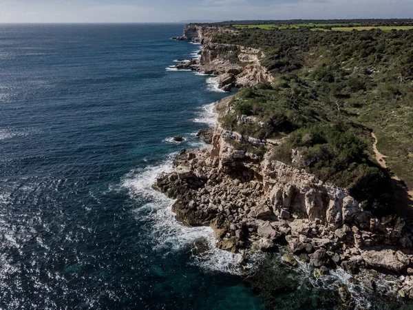 Areal manzaralı ada manzarası, deniz manzaralı Mayorka, sahil körfezi Cala s 'Almunia, güzel Akdeniz kıyı şeridi. Balear Adaları, Santanyi 'deki Cala S' Almunia Uçurumu