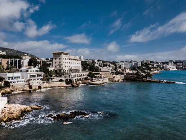 Calvia 'daki İspanya Akdeniz kıyısı Mayorka plajı Calo des Macs, Palma de Mallorca adasındaki Cas Catala. Hava görünümü