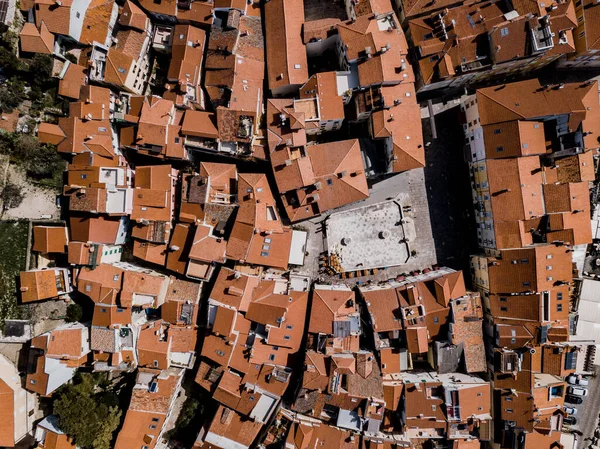 Piran 'ın dar sokakları, kırmızı çatıları ve Piazza 1' i olan antik binaları olan havadan insansız hava aracı görüntüsü. Güneybatı Slovenya 'da Maggio