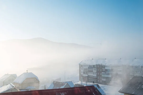 Kuzey Sibirya kış sabahı sisli ve soğuk