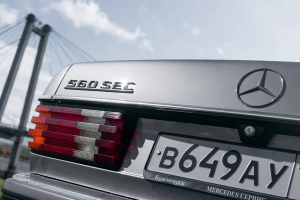 Klasik Alman lüks coupe Mercedes Enisey nehrinin kıyısında 560 SEC C126. Arka ışıklar ve amblemler fotoğrafı kapatın