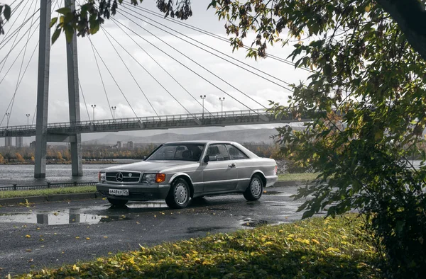 Klasik Alman lüks coupe Mercedes Enisey Nehri kıyısında 560 SEC C126