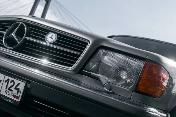 Klasik Alman lüks coupe Mercedes Enisey nehrinin kıyısında 560 SEC C126. Farlar ve eblemler, fotoğrafı kapatın.