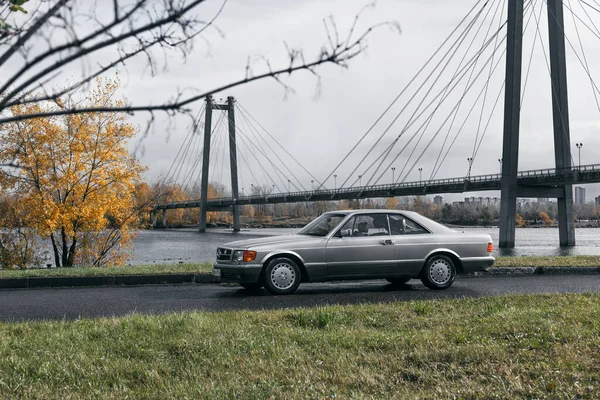 Coupé Luxe Classique Allemand Mercedes 560 Sec C126 Bord Rivière — Photo