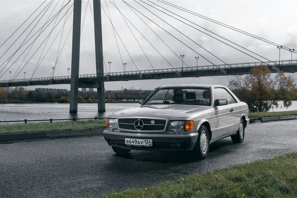 Klasik Alman lüks coupe Mercedes Enisey Nehri kıyısında 560 SEC C126
