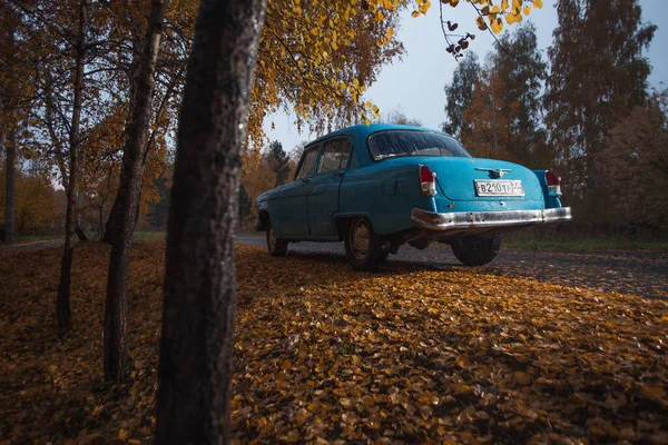 Vieille Voiture Russe Volga Gaz Allée Dans Parc Automne Pluvieux — Photo