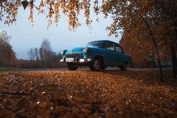 Eski Rus arabası Volga GAZ 21 Yağmurlu sonbahar parkında ara sokakta