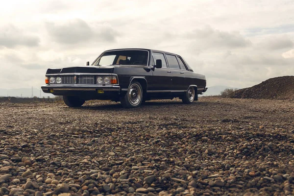 Grande Carro Negócios Russo Preto Gaz Chaika Chão Pedras — Fotografia de Stock