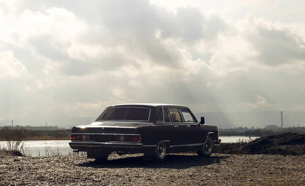 Μεγάλο Μαύρο Ρώσικο Επαγγελματικό Αυτοκίνητο Στην Όχθη Του Ποταμού Enisey — Φωτογραφία Αρχείου