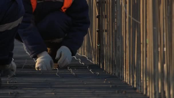 Två Arbetare Skyddshandskar Stickad Förstärkning — Stockvideo