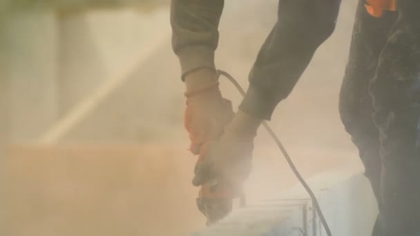 Een Man Met Molen Werkt Met Betonnen Materialen — Stockvideo