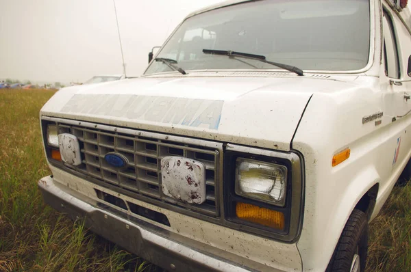 Antigua Camioneta Estadounidense Ford Econoline 250 Ambulancia Campo Hierba Siberia — Foto de Stock