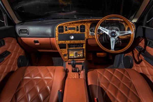 Japon Mitsuoka Galue iş arabasının içi lüks deri. Kontrol paneli ve Nardi direksiyonu 