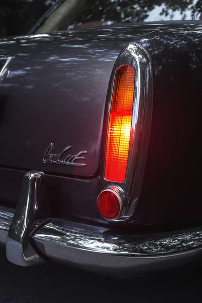 日本商业轿车Mitsuoka Galue有后灯 带有后金属保险杠和其他细节的闭合视图 — 图库照片