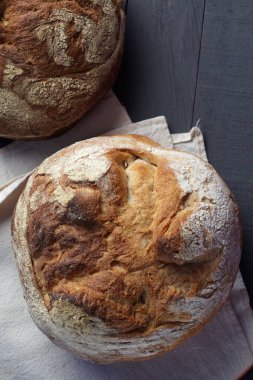 Ahşap bir masada geleneksel ekmek ve peçete.