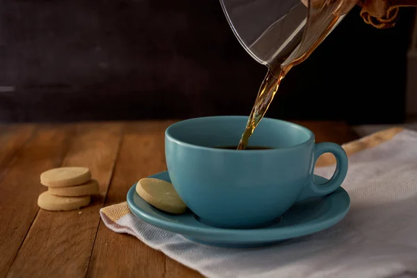 Servindo Uma Xícara Café Uma Xícara Azul Com Biscoitos — Fotografia de Stock