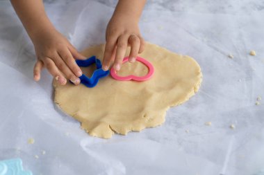 Kurabiye keskisi ve hamurla çocuk elleri