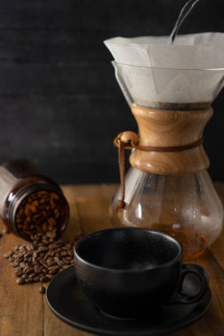 Kahveyi suyla hazırlıyorum, sade kahve bardağı.