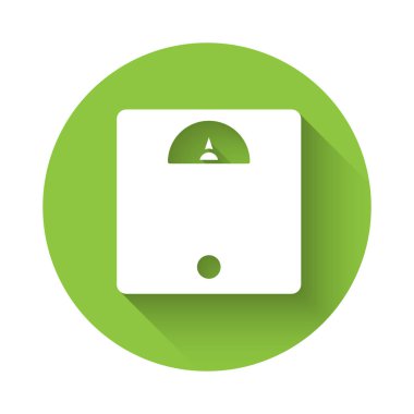 Beyaz banyo terazisi uzun gölgeli izole edilmiş. Ağırlık ölçme ekipmanı. Ağırlık ölçeği spor konsepti. Yeşil daire düğmesi. Vektör İllüstrasyonu