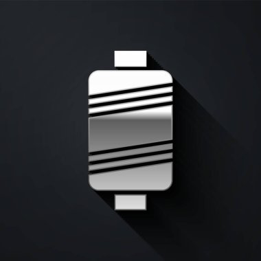 Siyah arka planda izole edilmiş gümüş dikiş ipliği. İplik makarası. İplik kutusu. Uzun gölge tarzı. Vektör İllüstrasyonu