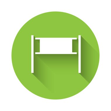 Beyaz Voleybol net ikonu uzun gölgeli izole edilmiş. Yeşil daire düğmesi. Vektör İllüstrasyonu