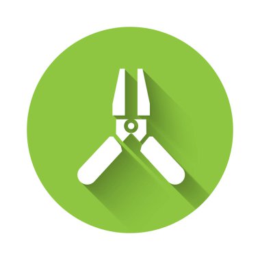 Beyaz araba pilli kablo ikonu uzun gölgeli izole edilmiş. Yeşil daire düğmesi. Vektör İllüstrasyonu