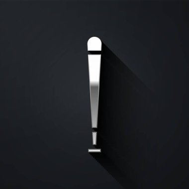 Siyah arka planda izole edilmiş gümüş beyzbol sopası simgesi. Spor malzemeleri. Uzun gölge tarzı. Vektör İllüstrasyonu