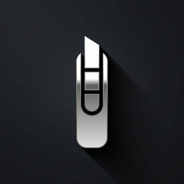 Siyah arkaplanda gümüş kırtasiye bıçağı ikonu var. Ofis kâğıt kesicisi. Uzun gölge tarzı. Vektör İllüstrasyonu