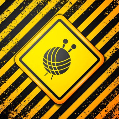 Sarı zemin üzerinde örgü iğneleri olan siyah iplik topu. El yapımı, örgü ya da terzi için etiket. Uyarı işareti. Vektör İllüstrasyonu