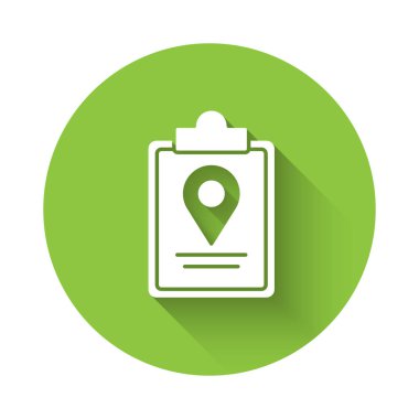 Konum belirleyici simgesi uzun gölgeyle izole edilmiş beyaz katlı harita. Yeşil daire düğmesi. Vektör İllüstrasyonu