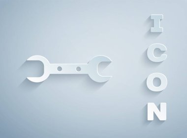 Kağıt kesiği Anahtarlık simgesi gri arkaplanda izole edildi. Kağıt sanatı tarzı. Vektör İllüstrasyonu