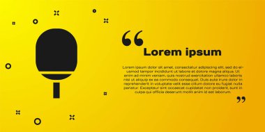 Masa tenisi ikonu oynamak için kullanılan siyah raket sarı arka planda izole edilmiş. Vektör İllüstrasyonu
