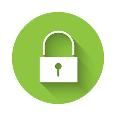 Beyaz Kilit simgesi uzun gölgeyle izole edildi. Asma kilit işareti. Güvenlik, güvenlik, koruma, gizlilik kavramı. Yeşil daire düğmesi. Vektör İllüstrasyonu