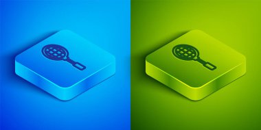 Isometric Line Tennis raket ikonu mavi ve yeşil arka planda izole edildi. Spor malzemeleri. Kare düğmesi. Vektör İllüstrasyonu