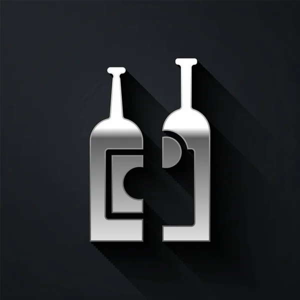 黒の背景に隔離されたワインアイコンの銀ボトル 長い影のスタイル ベクターイラスト — ストックベクタ